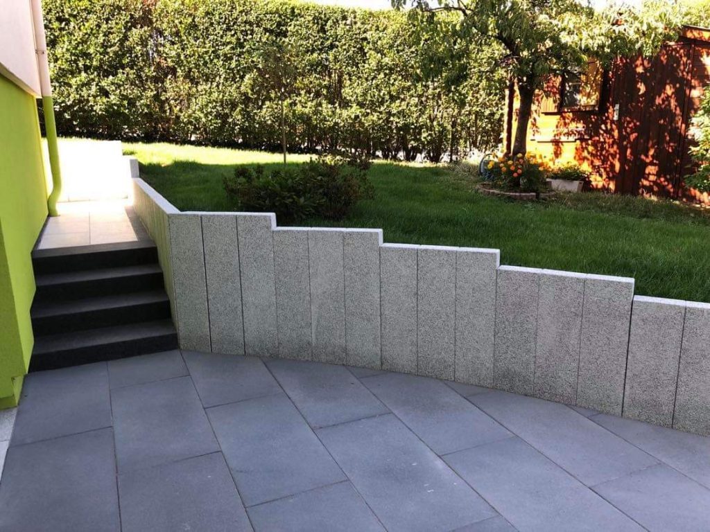 Soutènement en bordures de granit en escalier, dallage gris et marches
